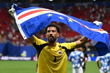  Goleiro de Cabo Verde se aproxima de 2 milh&otilde;es de seguidores ap&oacute;s empate com Espanha. Antes do jogo, Vozinha tinha cerca de 50 mil seguidores. Pouco mais de uma hora ap&oacute;s o fim da partida, seu perfil j&aacute; conta com 1,8 milh&otilde;es de seguidores.
       -  (crédito: ROBERTO SCHMIDT/ AFP)