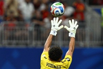 Goleiro de Cabo Verde se aproxima de 2 milhões de seguidores após empate com Espanha. Antes do jogo, Vozinha tinha cerca de 50 mil seguidores. Pouco mais de uma hora após o fim da partida, seu perfil já conta com 1,8 milhões de seguidores.
- (crédito: ROBERTO SCHMIDT/ AFP) Goleiro de Cabo Verde se aproxima de 2 milhões de seguidores após empate com Espanha. Antes do jogo, Vozinha tinha cerca de 50 mil seguidores. Pouco mais de uma hora após o fim da partida, seu perfil já conta com 1,8 milhões de seguidores.
- (crédito: ROBERTO SCHMIDT/ AFP)