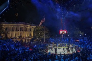 O brasileiro Diego Lopes sentado no octógono, para a luta na categoria peso-pena contra o americano Steve Garcia no UFC Freedom 250.
       -  (crédito:  AFP)