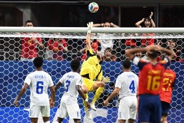 Destaque da Seleção de Cabo Verde, o goleiro Vozinha fecha o gol na estreia contra a poderosa Espanha e garante o primeiro ponto do país na Copa - (crédito: ROBERTO SCHMIDT / AFP) Destaque da Seleção de Cabo Verde, o goleiro Vozinha fecha o gol na estreia contra a poderosa Espanha e garante o primeiro ponto do país na Copa - (crédito: ROBERTO SCHMIDT / AFP)