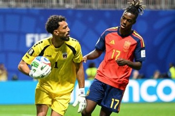 O goleiro de Cabo Verde, nº 01 Vozinha (E), segura a bola em frente ao atacante espanhol, nº 17 Nico Williams (D), durante a partida de futebol do Grupo H da Copa do Mundo de 2026 entre Espanha e Cabo Verde, no Estádio de Atlanta, em Atlanta, em 15 de junho de 2026 - (crédito: ROBERTO SCHMIDT / AFP) O goleiro de Cabo Verde, nº 01 Vozinha (E), segura a bola em frente ao atacante espanhol, nº 17 Nico Williams (D), durante a partida de futebol do Grupo H da Copa do Mundo de 2026 entre Espanha e Cabo Verde, no Estádio de Atlanta, em Atlanta, em 15 de junho de 2026 - (crédito: ROBERTO SCHMIDT / AFP)