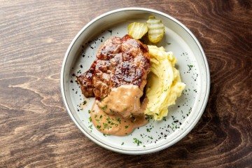 Filé de carne com purê e molho cremoso (Imagem: siamionau pavel | Shutterstock) - (crédito: EdiCase) Filé de carne com purê e molho cremoso (Imagem: siamionau pavel | Shutterstock) - (crédito: EdiCase)