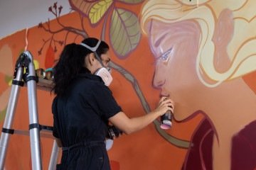 Latas de spray, talento e aprendizado marcam o início das comemorações dos 10 anos de carreira da grafiteira Siren - (crédito: Rayssa Coe) Latas de spray, talento e aprendizado marcam o início das comemorações dos 10 anos de carreira da grafiteira Siren - (crédito: Rayssa Coe)