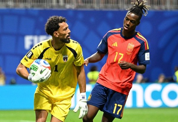 O goleiro de Cabo Verde, nº 01 Vozinha (E), segura a bola em frente ao atacante espanhol, nº 17 Nico Williams (D), durante a partida de futebol do Grupo H da Copa do Mundo de 2026 entre Espanha e Cabo Verde, no Estádio de Atlanta, em Atlanta, em 15 de junho de 2026       -  (crédito: ROBERTO SCHMIDT / AFP)