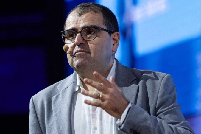 "M&aacute;quinas respondem. Humanos fazem as perguntas." Ademar Caled&ocirc;nio no Arco Day 2026, sobre o abismo da criatividade nas escolas particulares brasileiras -  (crédito: Aline Ramos)