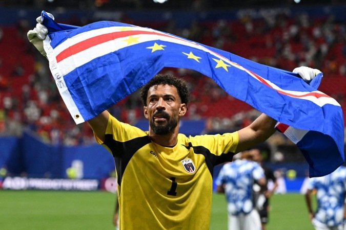 Goleiro de Cabo Verde se aproxima de 2 milhões de seguidores após empate com Espanha. Antes do jogo, Vozinha tinha cerca de 50 mil seguidores. Pouco mais de uma hora após o fim da partida, seu perfil já conta com 1,8 milhões de seguidores.
- (crédito: ROBERTO SCHMIDT/ AFP) Goleiro de Cabo Verde se aproxima de 2 milhões de seguidores após empate com Espanha. Antes do jogo, Vozinha tinha cerca de 50 mil seguidores. Pouco mais de uma hora após o fim da partida, seu perfil já conta com 1,8 milhões de seguidores.
- (crédito: ROBERTO SCHMIDT/ AFP)
