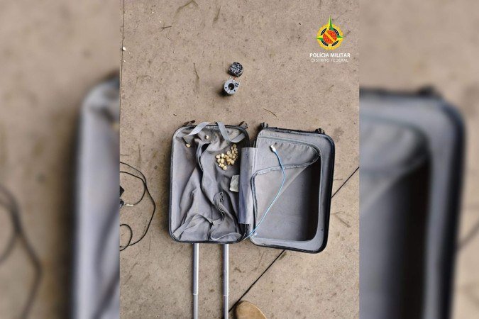 Dentro da mala foram encontrados um cabo USB e uma embalagem de pipoca doce - (crédito: Polícia Militar do Distrito Federal/Divulgação) Dentro da mala foram encontrados um cabo USB e uma embalagem de pipoca doce - (crédito: Polícia Militar do Distrito Federal/Divulgação)