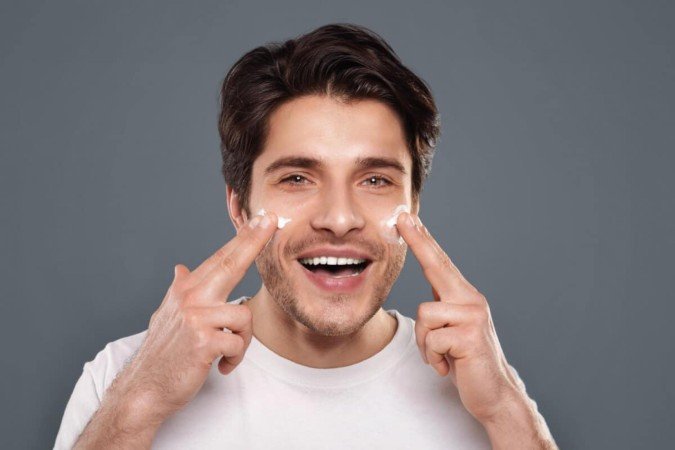 Hábitos comuns do dia a dia podem comprometer a saúde da pele no inverno (Imagem: Prostock-studio | Shutterstock)
- (crédito: EdiCase) Hábitos comuns do dia a dia podem comprometer a saúde da pele no inverno (Imagem: Prostock-studio | Shutterstock)
- (crédito: EdiCase)