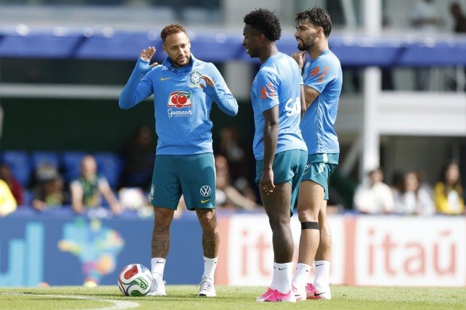 Neymar, Vini Jr. e Paquetá conversam durante treino: conquista do hexa exige entrosamento das estrelas - (crédito: CBF/Divulgação) Neymar, Vini Jr. e Paquetá conversam durante treino: conquista do hexa exige entrosamento das estrelas - (crédito: CBF/Divulgação)