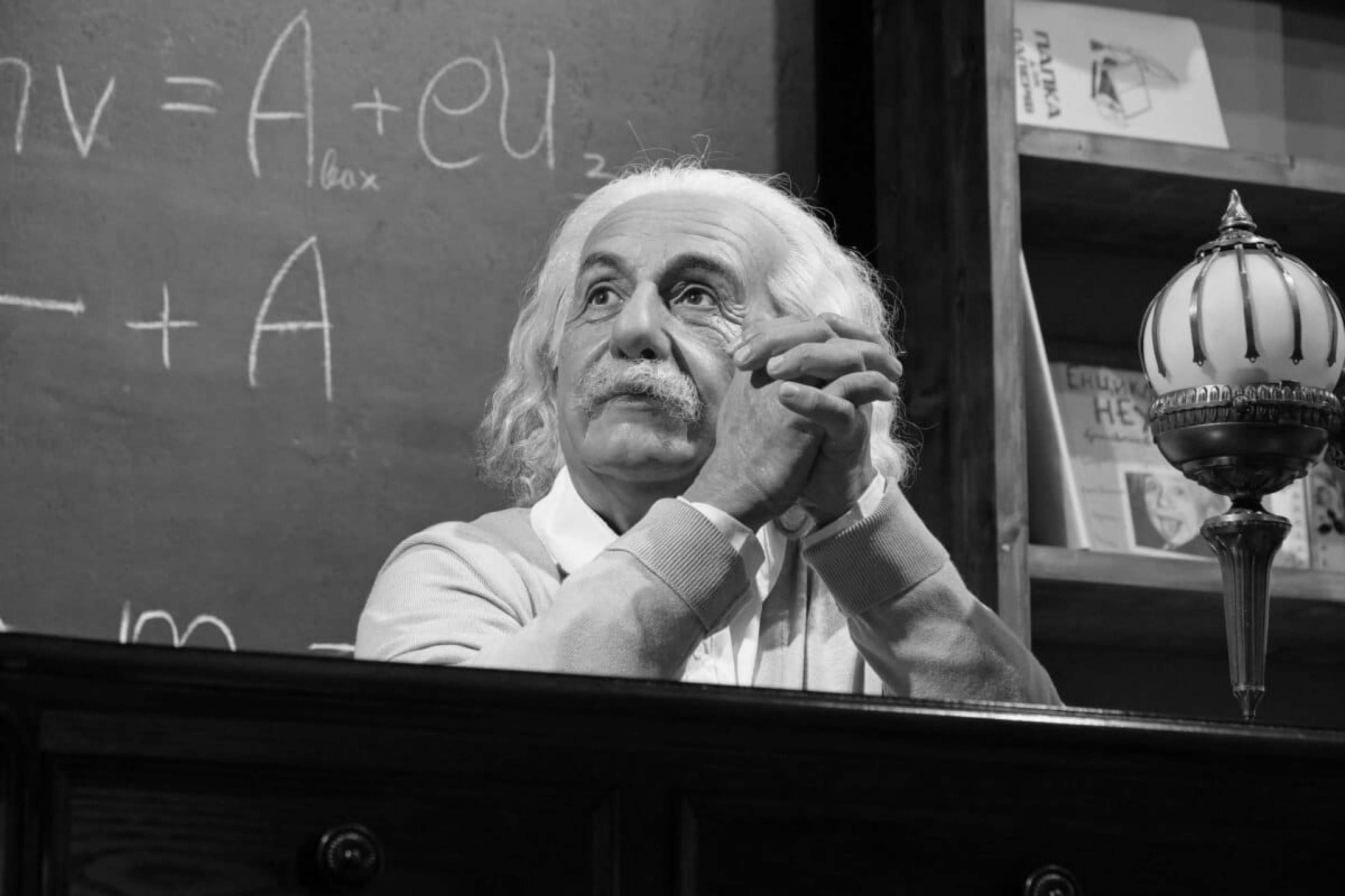 A imaginação é mais importante que o conhecimento. O conhecimento é limitado. A imaginação envolve o mundo