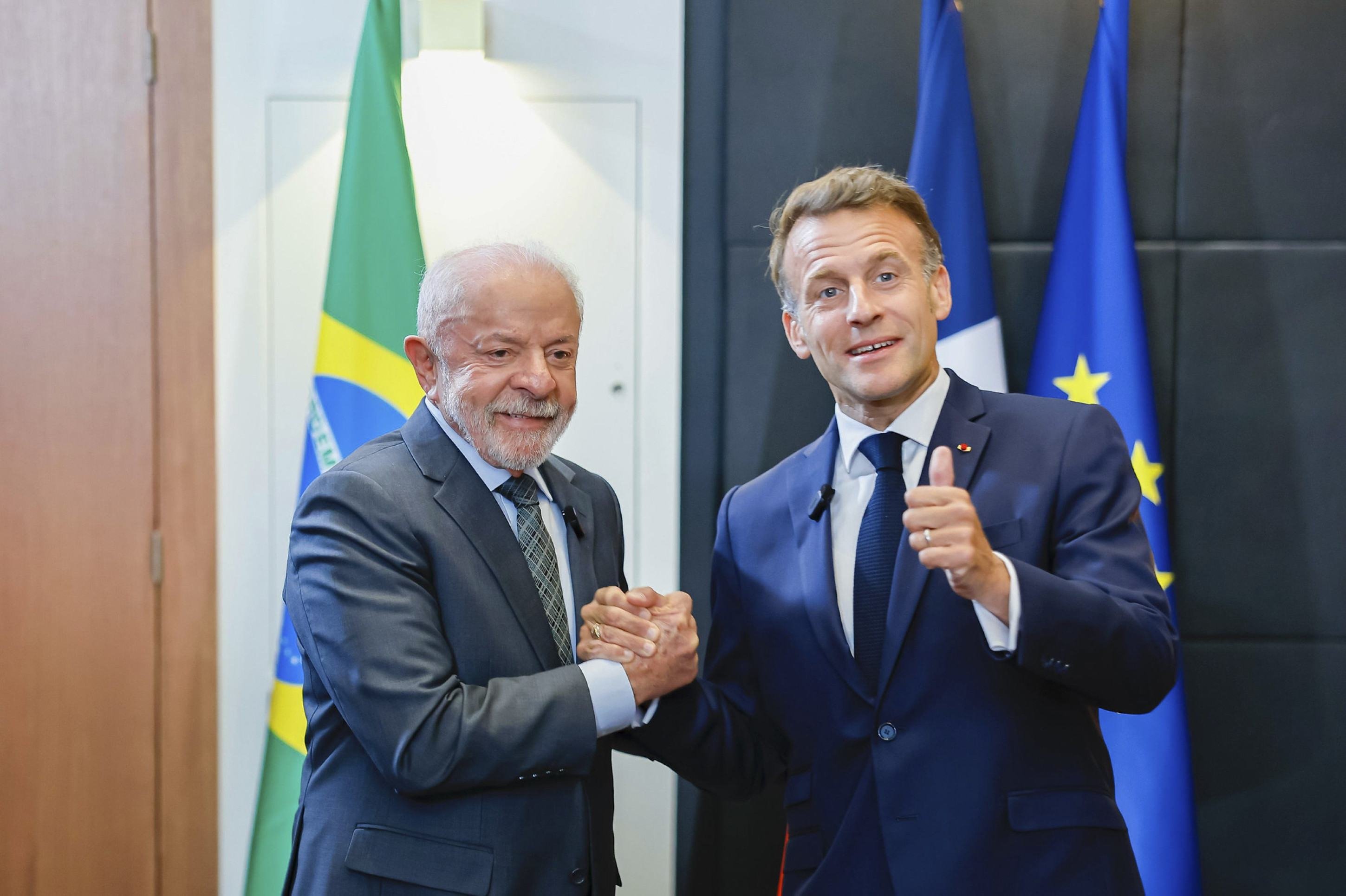 Lula é recebido pelo presidente da França, Emmanuel Macron