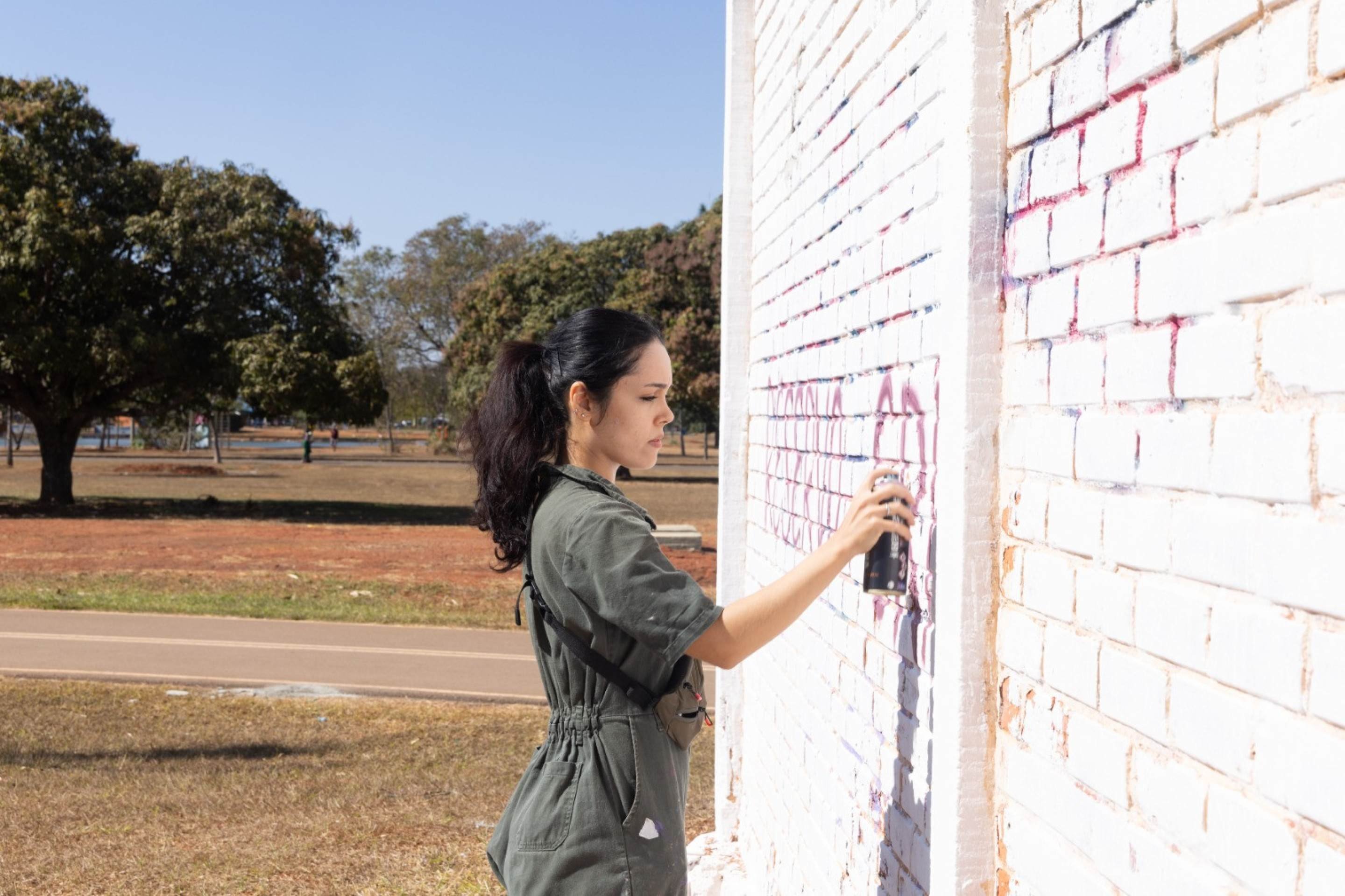 a grafiteira e artista visual brasiliense Siren inicia as celebra&ccedil;&otilde;es pelos seus 10 anos de trajet&oacute;ria com a oficina gratuita 