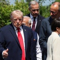 Trump diante dos premiês Mark Carney (Canadá) e Sanae Takaichi (Japão) e do chanceler alemão, Friedrich Merz, em Evian, nos Alpes franceses   -  (crédito: Isabel Infantes/AFP)