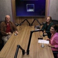 As jornalistas Denise Rothenburg (C) e Sibele Negromonte conversam com o Frei Vicente no Podcast do Correio -  (crédito:  Reprodu&ccedil;&atilde;o)