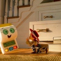 O novato Amigo Rolinho e a protagonista Jessie em cena 
de Toy Story 5     -  (crédito: Fotos: Disney/Pixar)