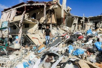 Um homem inspeciona sua casa destruída ao retornar para sua aldeia natal de Tibnin, no sul do Líbano, em 15 de junho de 2026 - (crédito: MAHMOUD ZAYYAT / AFP) Um homem inspeciona sua casa destruída ao retornar para sua aldeia natal de Tibnin, no sul do Líbano, em 15 de junho de 2026 - (crédito: MAHMOUD ZAYYAT / AFP)
