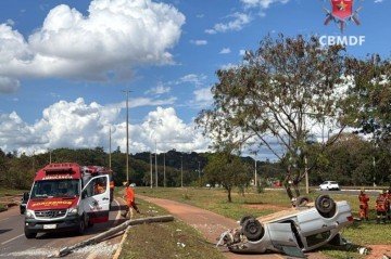 No local, as equipes encontraram um veículo capotado próximo a um poste de iluminação pública - (crédito: Divulgação/CBMDF) No local, as equipes encontraram um veículo capotado próximo a um poste de iluminação pública - (crédito: Divulgação/CBMDF)