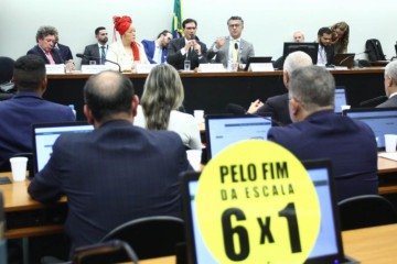 Durante a reunião de líderes, o relator da proposta, deputado Leo Prates (ao microfone), deverá apresentar detalhes de seu parecer - (crédito: Vinicius Loures/Câmara dos Deputados) Durante a reunião de líderes, o relator da proposta, deputado Leo Prates (ao microfone), deverá apresentar detalhes de seu parecer - (crédito: Vinicius Loures/Câmara dos Deputados)