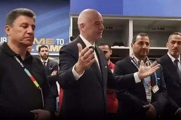 Infantino foi até o vestiário do Irã após o jogo contra a Nova Zelândia - (crédito: Reprodução de vídeo) Infantino foi até o vestiário do Irã após o jogo contra a Nova Zelândia - (crédito: Reprodução de vídeo)