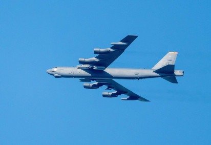 O que se sabe sobre queda de bombardeiro da Força Aérea dos EUA que deixou 8 mortos na Califórnia -  (crédito: BBC Geral) -O que se sabe sobre queda de bombardeiro da Força Aérea dos EUA que deixou 8 mortos na Califórnia -  (crédito: BBC Geral)