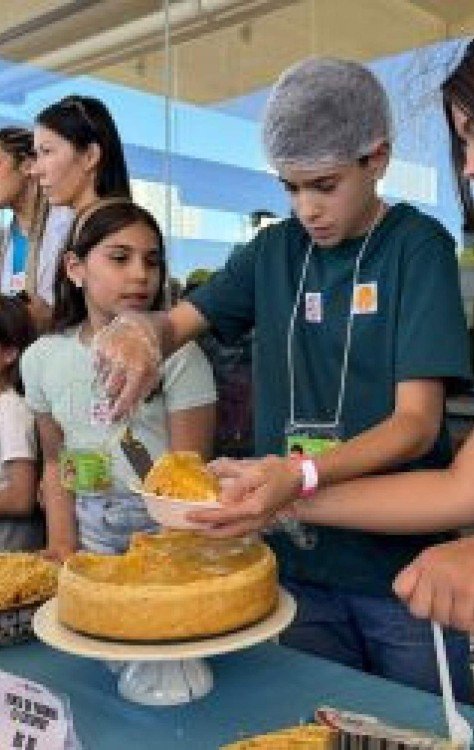 A programação inclui exposição artística e feira de comidas, das 14h às 17h, com entrada gratuita
- (crédito: Divulgação:FashionTeen) A programação inclui exposição artística e feira de comidas, das 14h às 17h, com entrada gratuita
- (crédito: Divulgação:FashionTeen)