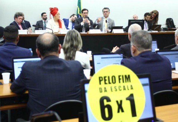 Durante a reunião de líderes, o relator da proposta, deputado Leo Prates (ao microfone), deverá apresentar detalhes de seu parecer -  (crédito: Vinicius Loures/Câmara dos Deputados)