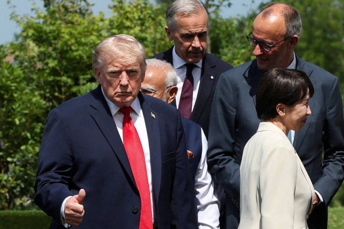 Trump diante dos premiês Mark Carney (Canadá) e Sanae Takaichi (Japão) e do chanceler alemão, Friedrich Merz, em Evian, nos Alpes franceses - (crédito: Isabel Infantes/AFP) Trump diante dos premiês Mark Carney (Canadá) e Sanae Takaichi (Japão) e do chanceler alemão, Friedrich Merz, em Evian, nos Alpes franceses - (crédito: Isabel Infantes/AFP)