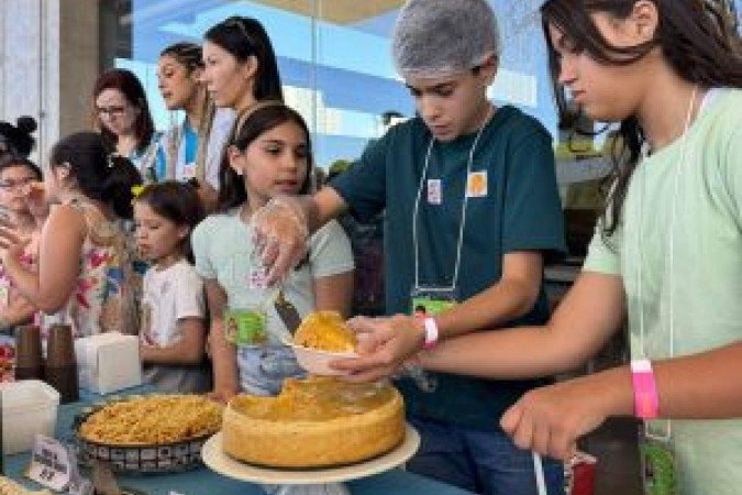 A programação inclui exposição artística e feira de comidas, das 14h às 17h, com entrada gratuita
- (crédito: Divulgação:FashionTeen) A programação inclui exposição artística e feira de comidas, das 14h às 17h, com entrada gratuita
- (crédito: Divulgação:FashionTeen)