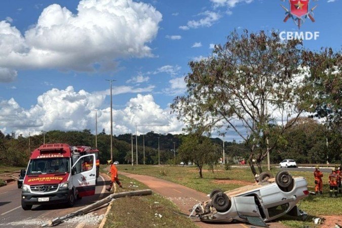 No local, as equipes encontraram um veículo capotado próximo a um poste de iluminação pública - (crédito: Divulgação/CBMDF) No local, as equipes encontraram um veículo capotado próximo a um poste de iluminação pública - (crédito: Divulgação/CBMDF)