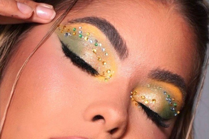 Sombras com as cores do Brasil estão entre as tendências de make - (crédito: Reprodução/ Instagram (@camillaadma)) Sombras com as cores do Brasil estão entre as tendências de make - (crédito: Reprodução/ Instagram (@camillaadma))
