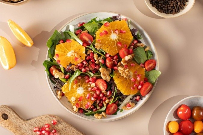 Salada cítrica com romã, nozes e folhas verdes (Imagem: Kabachki.photo | Shutterstock) - (crédito: EdiCase) Salada cítrica com romã, nozes e folhas verdes (Imagem: Kabachki.photo | Shutterstock) - (crédito: EdiCase)