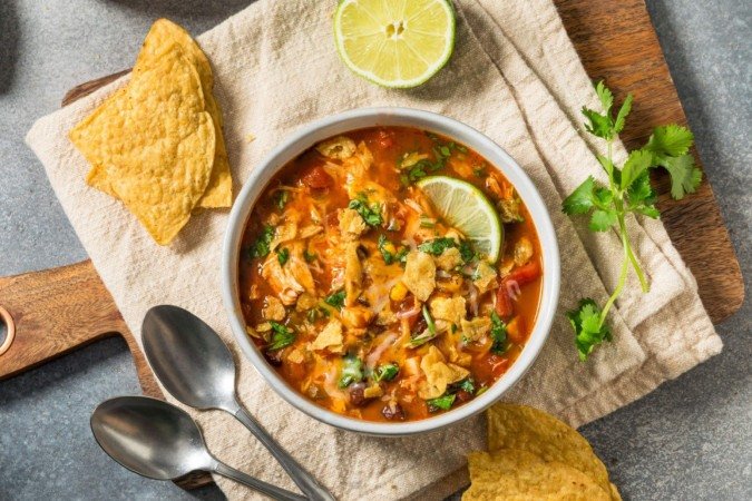 Sopa de frango com feijão e legumes (Imagem: Brent Hofacker | Shutterstock) - (crédito: EdiCase) Sopa de frango com feijão e legumes (Imagem: Brent Hofacker | Shutterstock) - (crédito: EdiCase)
