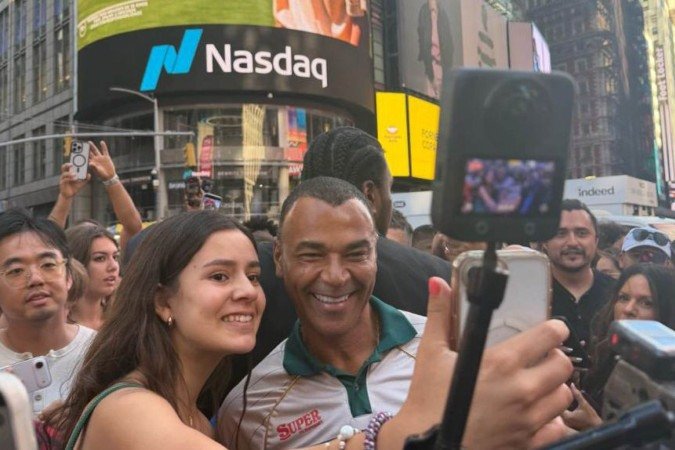 Capitão do penta, Cafu é tietado por fãs na Times Square, em Nova York - (crédito: Divulgação ) Capitão do penta, Cafu é tietado por fãs na Times Square, em Nova York - (crédito: Divulgação )