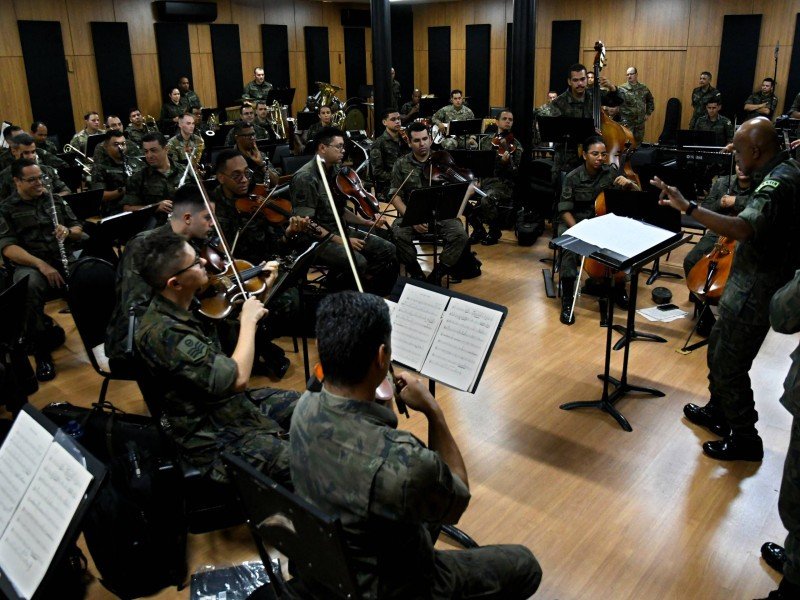 Banda da Força Aérea Brasileira faz ensaio com membros da banda da Força Aérea Americana. -  (crédito:  Marcelo Ferreira/CB/D.A Press)