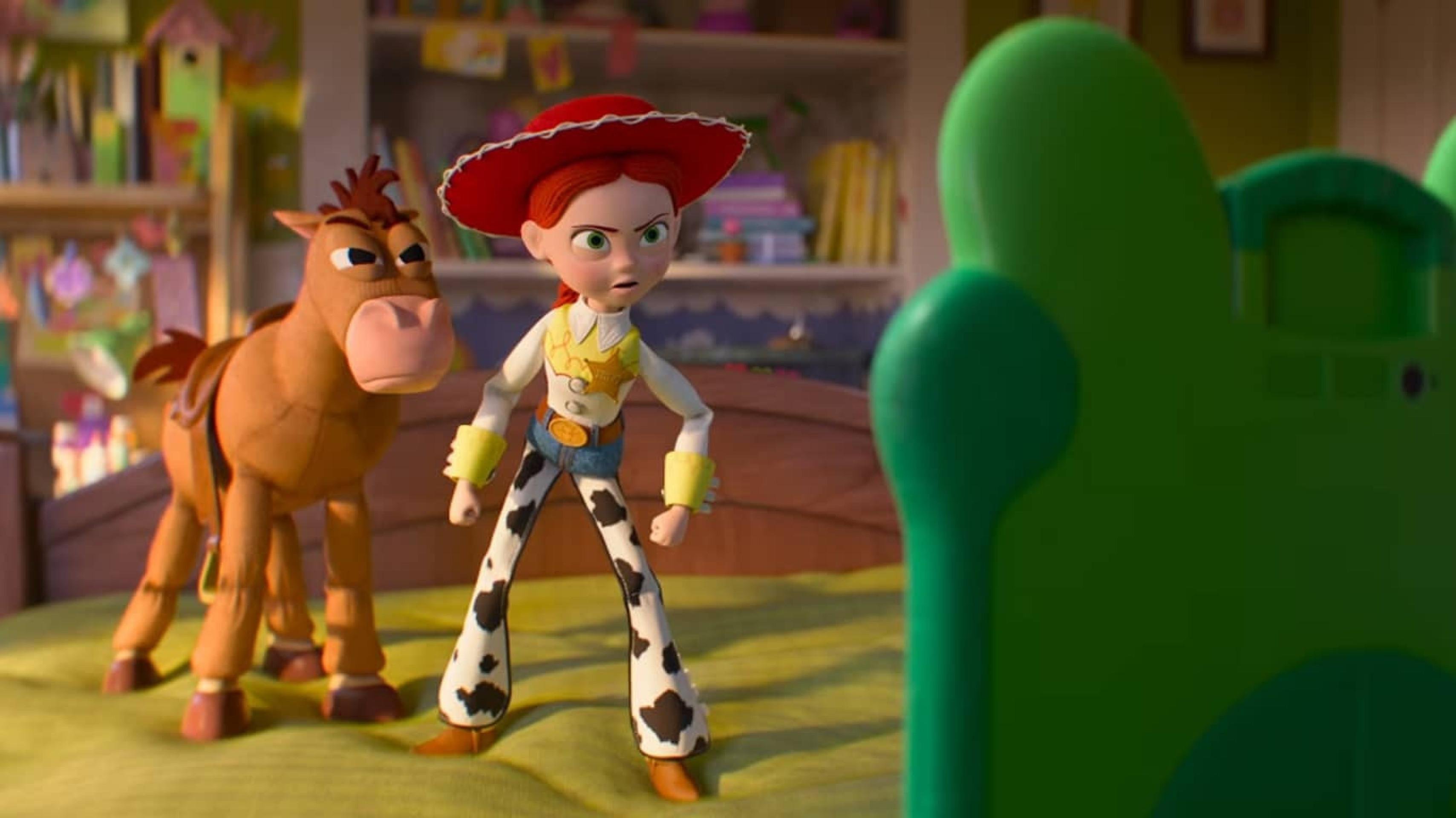 Brinquedos lutam pela infância saudável, no SOS visto em 'Toy Story 5' 