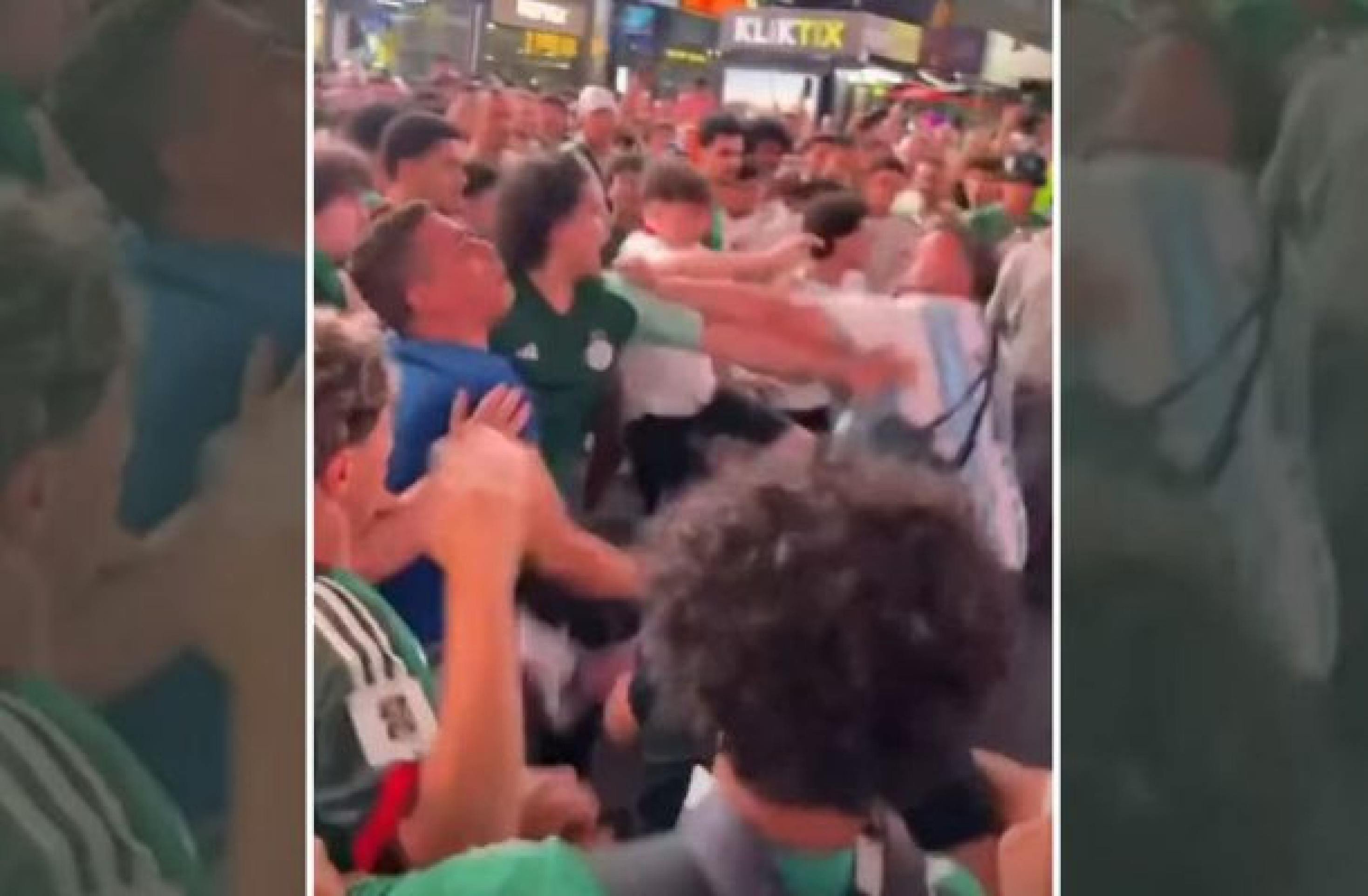 Vídeo: pancadaria envolve torcedores de Argentina e Argélia na Times Square