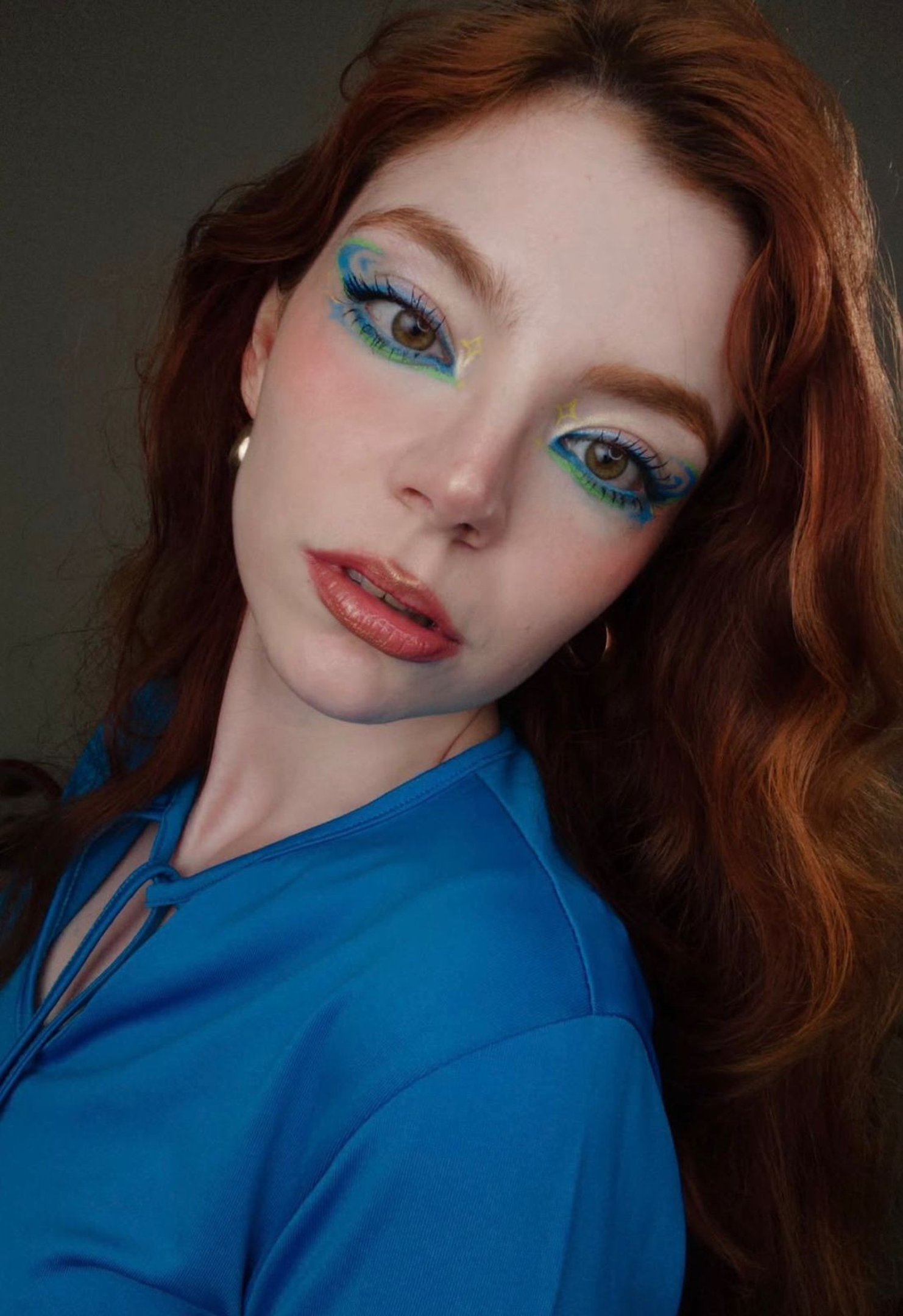 Um delineado azul com um toque mais verde pode fazer um sucesso e tanto