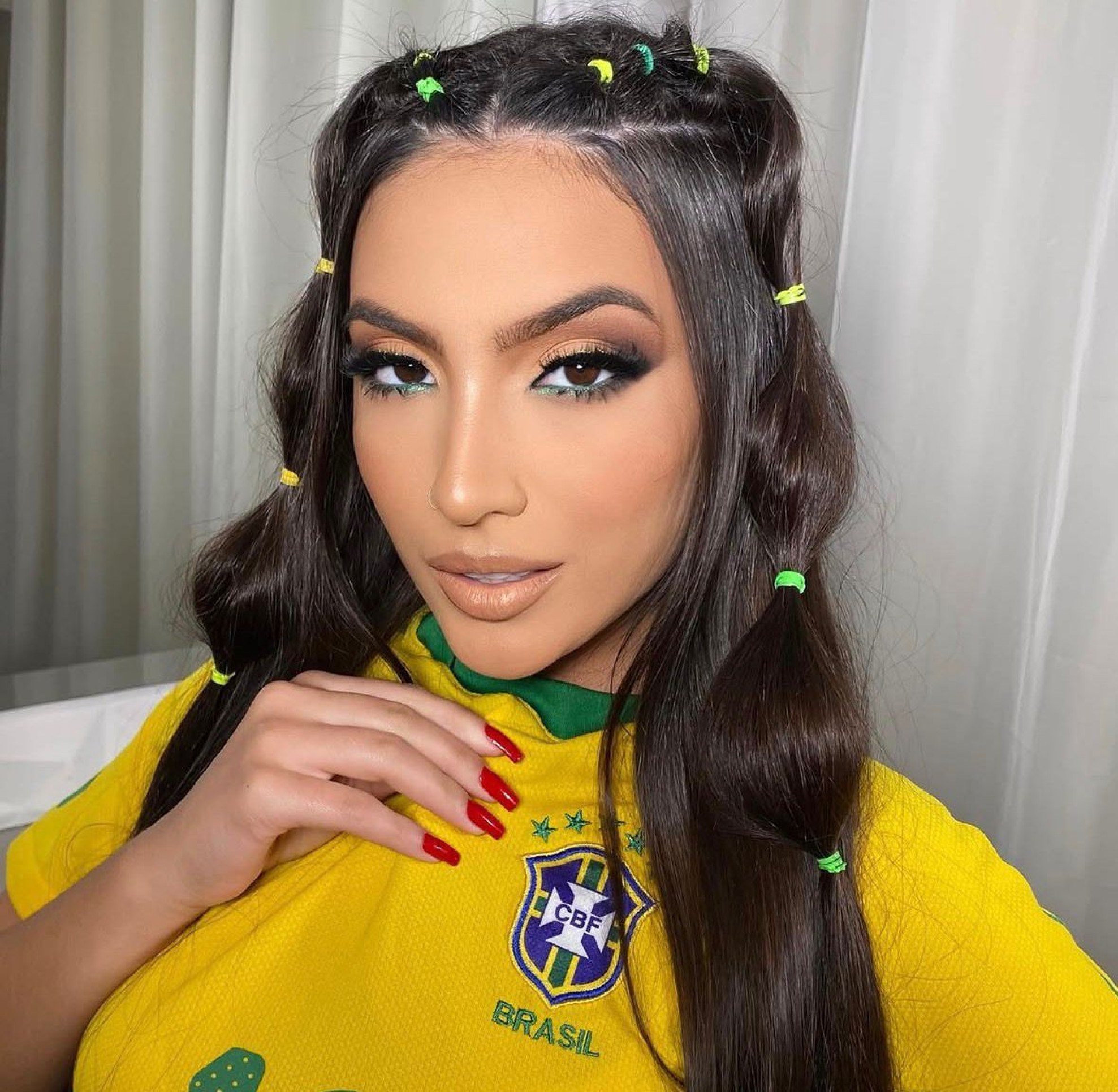 Amarrar o cabelo com presilhas ou liguinhas ajuda nas longas horas de jogo