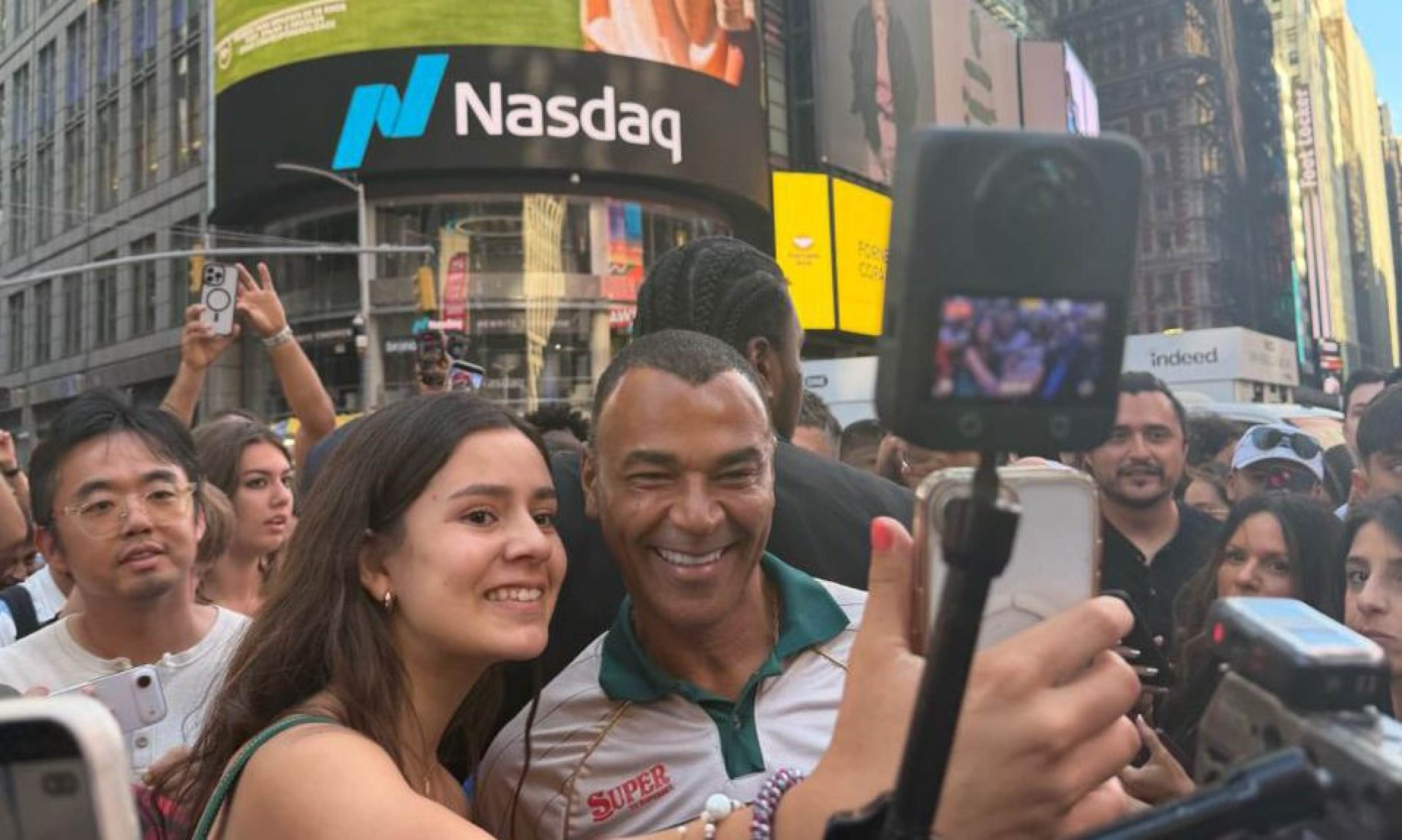 Capitão do penta, Cafu é homenageado na Times Square