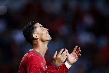 Alex Fergunson se tornou um 'pai no futebol' para Cristiano Ronaldo após ele assinar com o Manchester United -  (crédito: Getty Images)