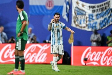 O atacante argentino número 10, Lionel Messi, comemora o terceiro gol de sua equipe durante a partida do Grupo J da Copa do Mundo de 2026 entre Argentina e Argélia, no Estádio de Kansas City, em Kansas City, em 16 de junho de 2026 - (crédito: ROBERTO SCHMIDT / AFP) O atacante argentino número 10, Lionel Messi, comemora o terceiro gol de sua equipe durante a partida do Grupo J da Copa do Mundo de 2026 entre Argentina e Argélia, no Estádio de Kansas City, em Kansas City, em 16 de junho de 2026 - (crédito: ROBERTO SCHMIDT / AFP)
