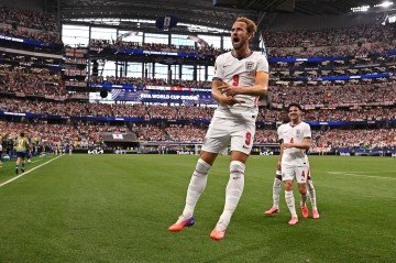 Harry Kane marcou duas vezes na vitória inglesa sobre a Croácia       -  (crédito:  AFP)