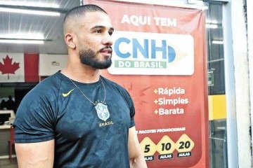 'Tem gente que precisa juntar dinheiro, não tem condições de pagar de imediato. Depois que consegue levantar a grana para tirar a carteira ainda tem mais um custo que não estava previsto?', Daniel Dias da Silva, tatuador  -  (crédito: MARCOS VIEIRA/EM/D.A PRESS)