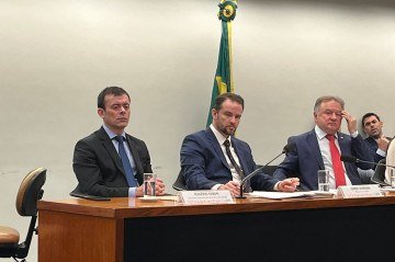 Durigan (centro) disse durante audiência que, apesar dos juros altos, 'a economia brasileira tem conseguido gerar bons resultados'
- (crédito: Danandra Rocha/CB/DA.Press) Durigan (centro) disse durante audiência que, apesar dos juros altos, 'a economia brasileira tem conseguido gerar bons resultados'
- (crédito: Danandra Rocha/CB/DA.Press)