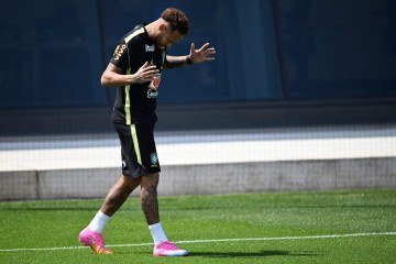 Depois do aquecimento, Neymar ficou separado do grupo devido ao processo de transição sob orientação do preparador físico Cristiano Nunes - (crédito: Mauro Pimentel/AFP) Depois do aquecimento, Neymar ficou separado do grupo devido ao processo de transição sob orientação do preparador físico Cristiano Nunes - (crédito: Mauro Pimentel/AFP)