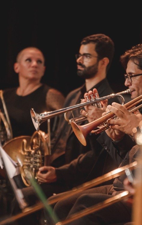 A Orquestra Filarmôrnica de Brasília participa da montagem de Por quem os sinos dobram - (crédito: Bruno Cavalcanti) A Orquestra Filarmôrnica de Brasília participa da montagem de Por quem os sinos dobram - (crédito: Bruno Cavalcanti)