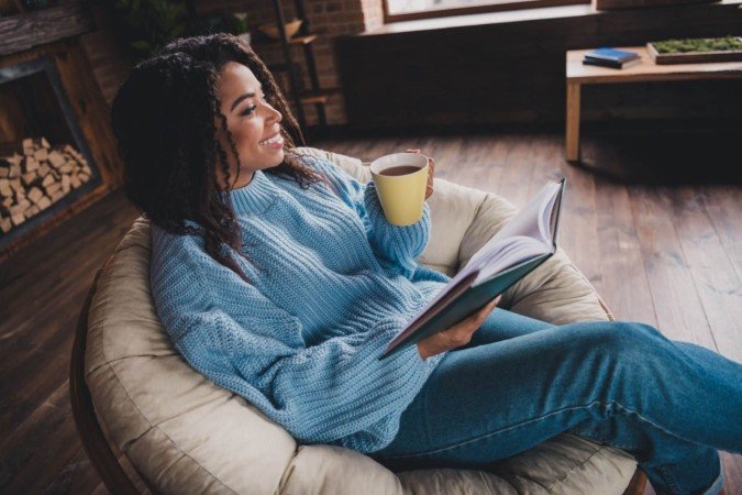 O início do inverno é a desculpa perfeita para mergulhar em narrativas envolventes, quentes e confortáveis (Imagem: Roman Samborskyi | Shutterstock) - (crédito: EdiCase) O início do inverno é a desculpa perfeita para mergulhar em narrativas envolventes, quentes e confortáveis (Imagem: Roman Samborskyi | Shutterstock) - (crédito: EdiCase)
