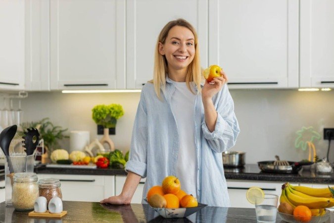 Além de saborosas, as frutas podem ser consumidas de diferentes formas para se adaptarem melhor aos dias mais frios (Imagem: Andrii Iemelianenko | Shutterstock) - (crédito: EdiCase) Além de saborosas, as frutas podem ser consumidas de diferentes formas para se adaptarem melhor aos dias mais frios (Imagem: Andrii Iemelianenko | Shutterstock) - (crédito: EdiCase)