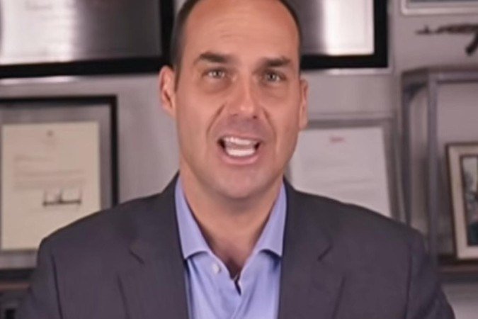 A declaração de Eduardo reforça o movimento de aliados de Flávio para minimizar a participação formal de Damares na pré-campanha presidencial
- (crédito: Reprodução/YouTube) A declaração de Eduardo reforça o movimento de aliados de Flávio para minimizar a participação formal de Damares na pré-campanha presidencial
- (crédito: Reprodução/YouTube)