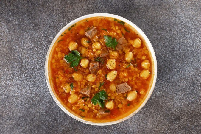 Sopa de carne com grão-de-bico e lentilha (Imagem: Ana_Malee | Shutterstock) - (crédito: EdiCase) Sopa de carne com grão-de-bico e lentilha (Imagem: Ana_Malee | Shutterstock) - (crédito: EdiCase)
